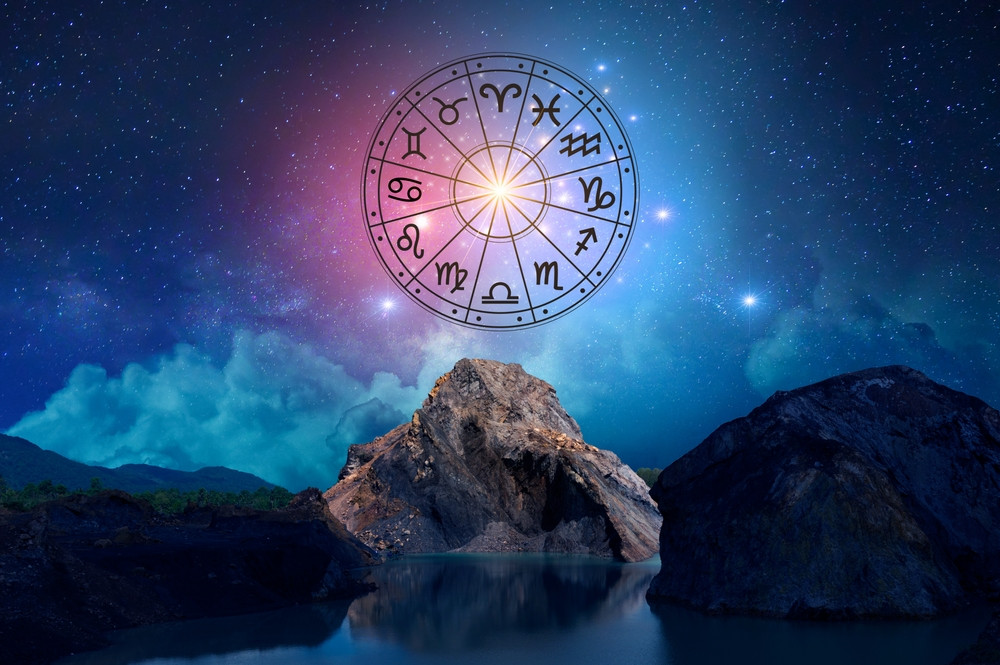 Astrologie - Sterne und Planeten deuten: Foto: © sarayut sy / shutterstock / #2134763783